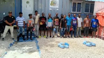 DGM deporta a 50 haitianos; cinco eran señalados de alertar sobre operativos migratorios por WhatsApp
