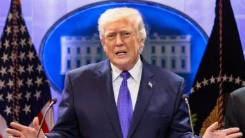 Trump regaló 135.000 dólares en efectivo a tres de sus asistentes en la Casa Blanca