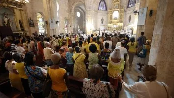 Fieles cubanos veneran a su Patrona, la Virgen de La Caridad del Cobre, en plena crisis