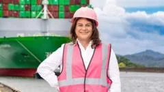 Quién es la ingeniera Ilya Espino de Marotta, la primera mujer en dirigir el Canal de Panamá (y por qué suele usar un casco rosa)