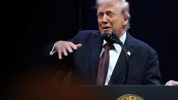 Denver demanda a Trump para impedir operaciones de ICE en centros de votación