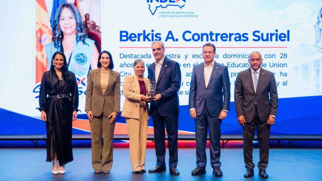 Abinader reconoce a 14 dominicanos destacados en EEUU