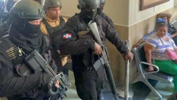 Bajo estricta seguridad, deportado de EEUU acusado de cuatro muertes es conducido a tribunal en DN