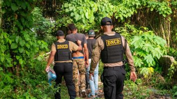 Apresan dos hombres, ocupan drogas, una pistola y un chaleco antibalas en La Vega