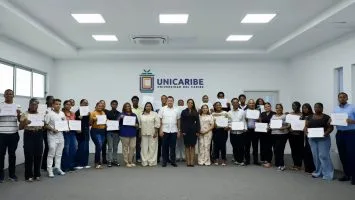 Alcaldía de SDN y Unicaribe entregan becas a jóvenes del programa BTI