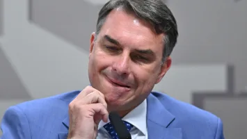 Una investigación contra Flávio Bolsonaro empantana la campaña electoral en Brasil