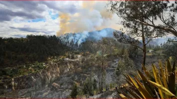Dos incendios forestales en Quito movilizan a cerca de 70 bomberos para evitar propagación