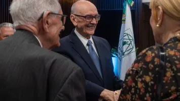 Carlos Despradel presenta libro autobiográfico: “Traté de merecer mi existencia”.