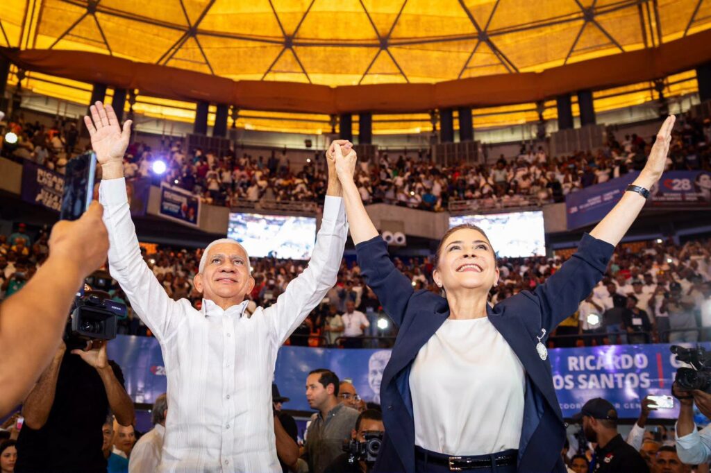Carolina Mejía juramenta a Ricardo de los Santos como jefe de su campaña