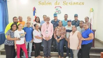 Comunitarios de Villa Vásquez exponen preocupaciones de seguridad al general Azcona Reyes