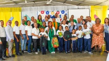 Cooperativa Empresarial realiza donación de calzados y útiles escolares a estudiantes de escasos recursos