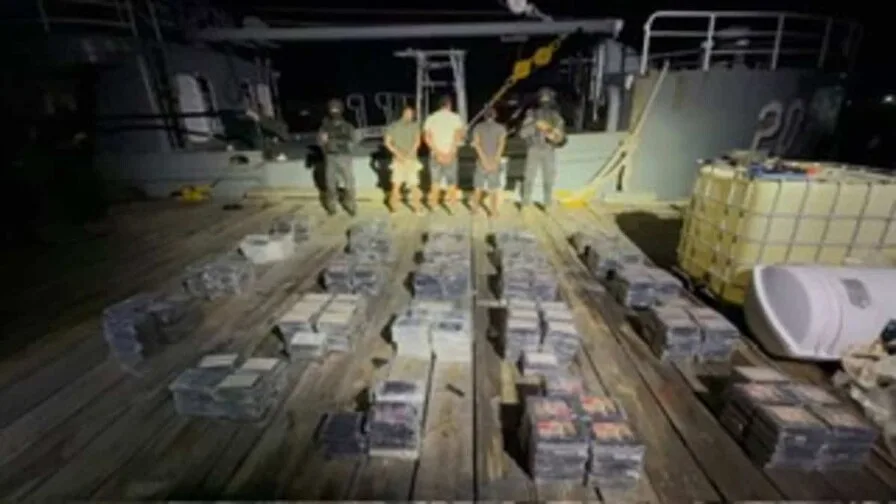Apresan tres extranjeros con 595 paquetes de presunta cocaína en costas de Baní