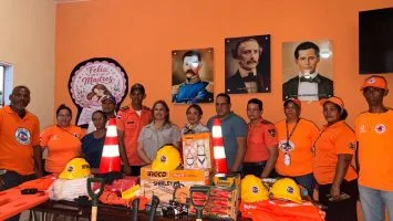 Diputada Shirley López y Emmanuel Bautista entregan equipos por RD$400 mil a organismos de socorro en Espaillat