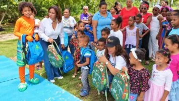 Entregan mochilas, libros y uniformes a más de 50 niños de La Barquita
