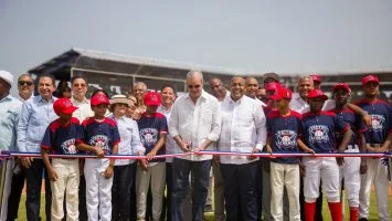 Tras 26 años de espera, Abinader inaugura campo de béisbol en Peravia; impactará a unas 5 mil personas