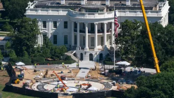 Trump construye un helipuerto de granito en el jardín de la Casa Blanca