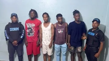Apresan en San Carlos cinco haitianos sorprendidos con artículos sustraídos de una tienda en El Valiente