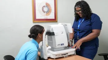 El Inabie ofrece atención visual y entrega lentes en las escuelas