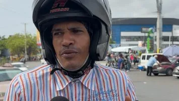 “Subimos por la acera y pasamos en rojo, pero eso no influye”, dice motorista; otros opinan sobre el tránsito en RD