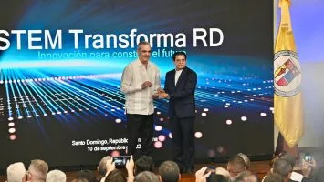 Pucmm presenta primer microchip universitario y recibe respaldo de Abinader