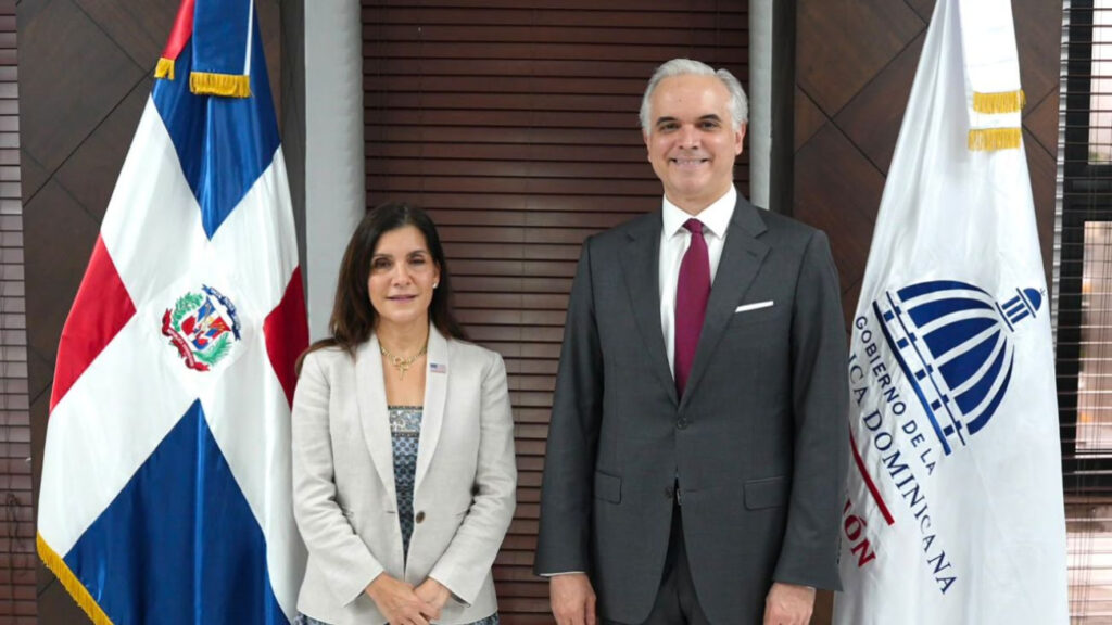 Ministro de Educación recibe a la embajadora de USA y hablan de temas de cooperación