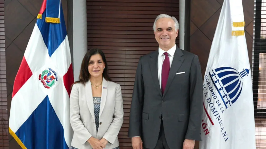 Ministro de Educación recibe a la embajadora de USA y hablan de temas de cooperación