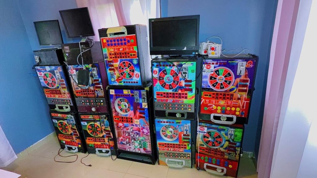 Policía incauta máquinas tragamonedas ilegales en barrios de Baní