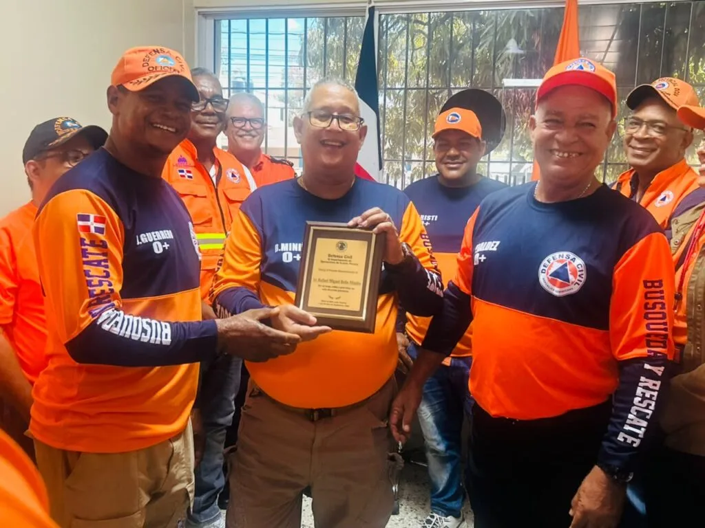Defensa Civil Peravia entrega certificados a voluntarios