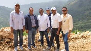 Supervisan construcción de carretera que conectará comunidades de la Sierra de Neiba