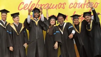 PUCMM celebra graduación y llama a actuar sin “ciclos políticos” frente a resultados de PISA