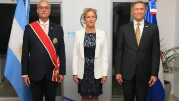 Argentina condecora a exembajador dominicano Gustavo Hernando Castillo con la Orden de Mayo