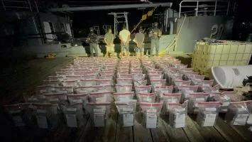 Intervienen narcolancha con cargamento de 595 paquetes de presunta cocaína