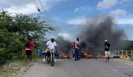 Vendedores del río Nizao son detenidos por la Policía en medio de protesta