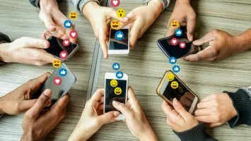 Cleveland Clinic revela que, pese a desconfiar de internet, algunos hombres dejan que las redes sociales influyan en su conducta