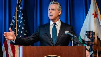 Gobernador de California firma leyes para limitar riesgos de las redes sociales en los niños