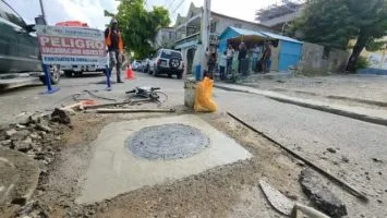 Coraasan ha intervenido más de 50 vías de Santiago colocando tapas y levantamiento de registros de aguas residuales