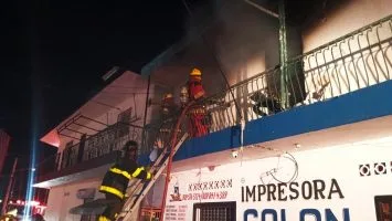 Bomberos controlan incendio que afectó en un 80 % negocio de ebanistería en Gurabito, Santiago