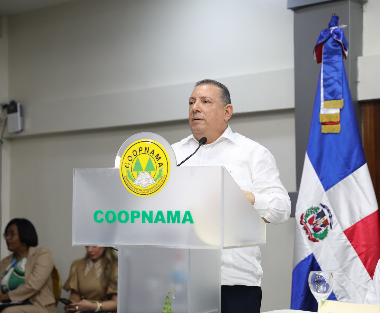El profesor Santiago Portes se dirige a la audiencia.