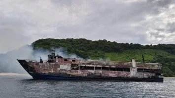 Recuperan 30 cuerpos de ferri incendiado en Filipinas