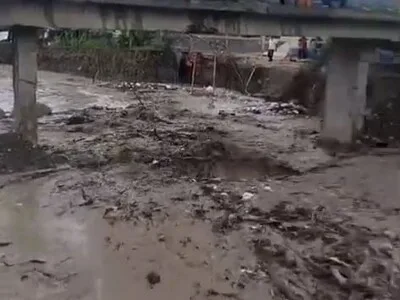 Crecida de Arroyo Lima afecta los trabajos de puente en Azua