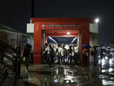 Pasajeros varados y mojados por avería en tramo de línea 2 del Metro