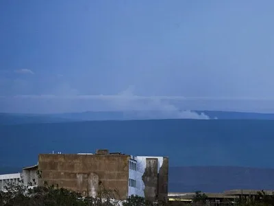 Bomberos trabajan en sofocar incendio forestal Sierra de Bahoruco