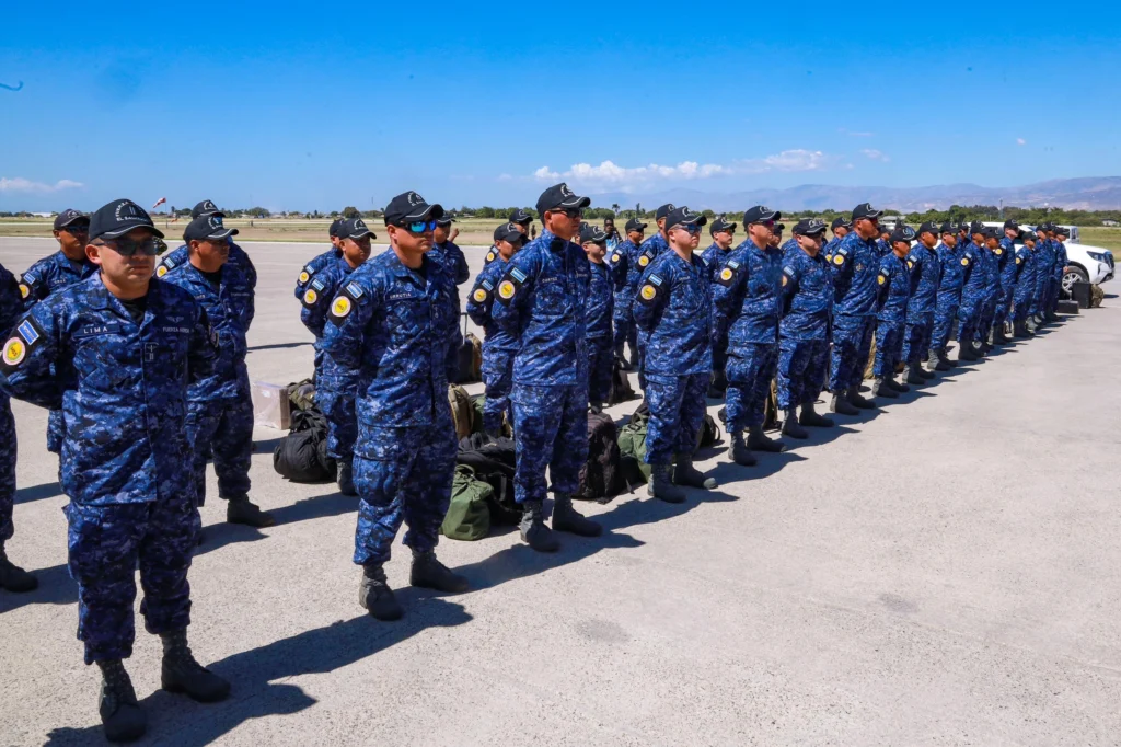 Un centenar de militares salvadoreños llegaron este jueves a Haití a la misión de rescate