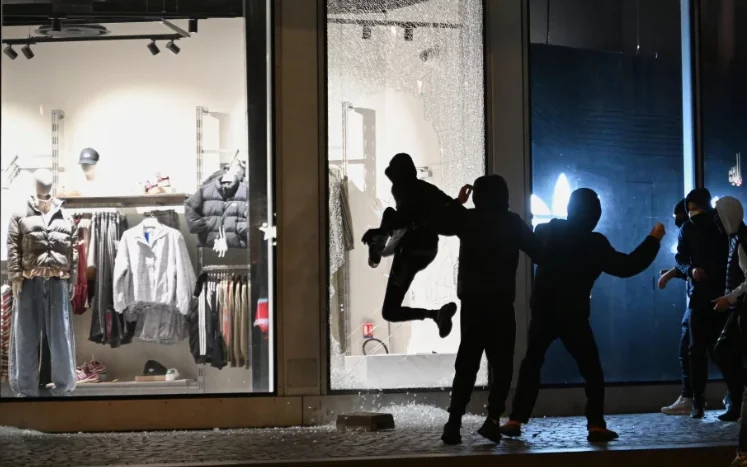 Primer ministro de Francia pide toques de queda localizados para evitar disturbios y saqueos