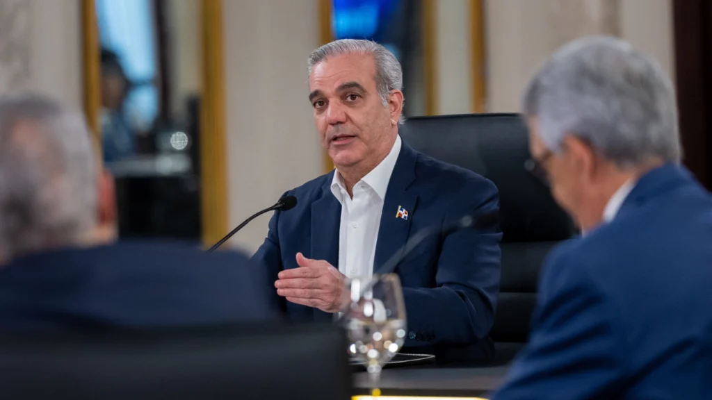 Gobierno mantiene a raya el alza de combustibles y absorbe hasta 200 pesos por galón en el transporte