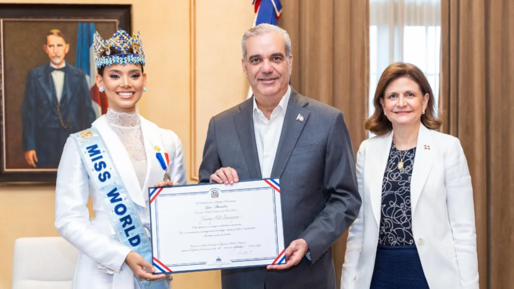 El Presidente recibe en el Palacio Nacional a Miss Mundo 2026, Joheirry Mola