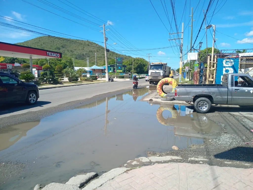 Comerciantes y transeúntes se quejan de aguas estancadas en las proximidades de Inespre